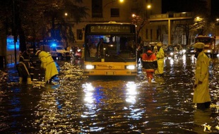 Un ouvrier a été porté disparu après une violente tornade qui a fait une vingtaine de blessés légers dans l'usine sidérurgique Ilva de Tarente (sud), au centre d'une crise sociale après sa fermeture lundi, lors d'une vague d'intempéries dans toute l'Italie.