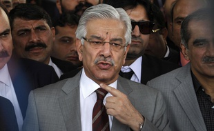 Le ministre pakistanais de la Défense, Khawaja Muhammad Asif, s'adresse à des journalistes en dehors de la Cour suprême, à Islamabad, au Pakistan, mardi 1er novembre 2016.