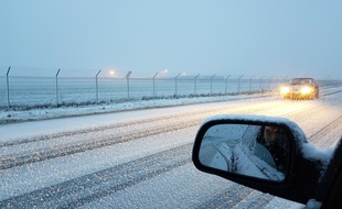 Une bonne couche de neige recouvre la route du côté de Fretin, près de Lille.
