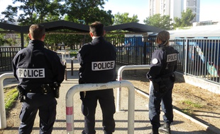 Des policiers nationaux devant l'école Air Bel, après une violente rixe