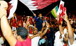 Les supporters qataris fêtent la victoire historique à l'Asian Cup.