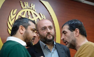 Yasar Kutluay (g), Osman Atalay (c) et Ahmet Emindag (d), de la Fondation pour l'aide humanitaire (IHH) lors d'une conférence de presse au siège d'IHH à Istanbul, le 14 janvier 2014