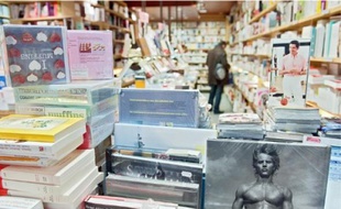 Le Central a fermé en octobre. Sa transformation en bijouterie a provoqué une onde de choc. La librairie, installée depuis 1983, attire les familles le week-end. Le Spyce a ouvert il y a un mois à la place d'un club emblématique.