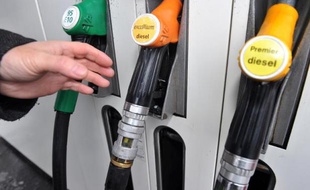 Les prix des carburants vendus aux pompes des stations-service françaises ont légèrement augmenté la semaine dernière, selon des relevés officiels publiés lundi.
