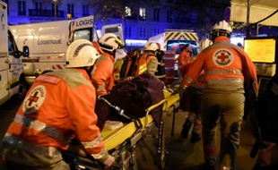 Une personne blessée évacuée du Bataclan le 13 novembre 2015 à Paris