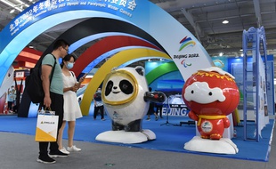 Les mascottes des Jeux olympiques 2022 de Pékin, dans la capitale chinoise le 5 septembre 2021.