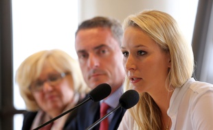 La députée FN Marion Maréchal Le Pen, devant le candidat aux régionales Stéphane Ravier, le 3 octobre 2015 à Marseille