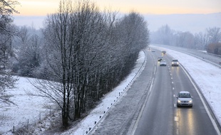 Illustration neige sur l'autoroute.