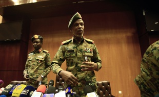 Le général Omar Zinelabidine, le chef du Comité politique du Conseil militaire, lors d'une conférence de presse le 12 avril 2019 à Khartoum, au Soudan.