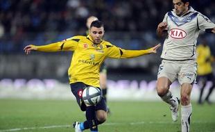 Le milieu de Sochaux, Marvin Martin (en jaune) à la lutte avec le Bordelais Fernando, le 19 décembre 2010 à Sochaux