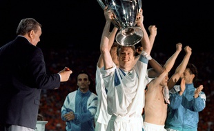 Didier Deschamps soulève la Coupe des clubs champions