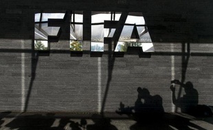 L'ombre de journalistes présents devant le siège de la Fédération internationale de football (Fifa), à Zürich, est photographiée le 4 octobre 2013