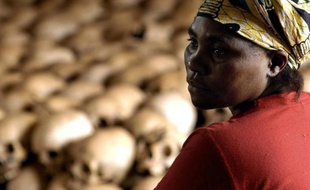 Danielle Nyirabazungu, gardienne du mémorial, devant les crânes des victimes du généocide, rassemblés le 27 février 2004 à l'église Ntamara à Nyamata