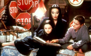 «Allez, un dernier film d'horreur et au lit», le genre de phrase typique de la famille Addams