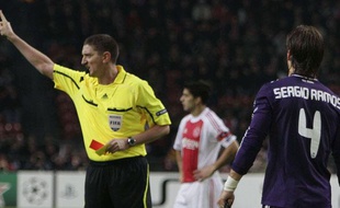 Sergio Ramos récolte un carton rouge lors du match face à l'Ajax Amsterdam, le 23 novembre 2010