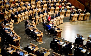 La Première ministre écossaise Nicola Sturgeon devant le Parlement