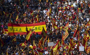 Des manifestants anti-indépendance de la Catalogne ont manifesté à Barcelone le 27 octobre 2019.