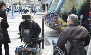 Des personnes en fauteuil roulant prennent le tramway, à Montpellier.