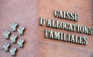 Une façade du bâtiment de la CAF à Roubaix, dans le Nord, le 31 octobre 2013