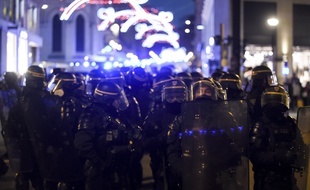 Des policiers lors de la manifestation du 5 décembre à Nantes