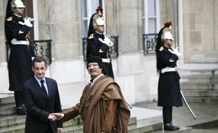 Nicolas Sarkozy et Mouammar Kadhafi, le 10 décembre 2007 au palais de l'Elysée, à Paris.