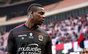 Mario Balotelli à l'échauffement lors du match entre Nice et Nantes le 30 octobre 2016.
