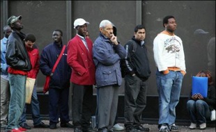 La demande d'asile a baissé en France en 2006 (-33,6%) pour la troisième année consécutive, même si l'Hexagone reste la première destination des demandeurs d'asile en Europe, révèle mardi le rapport d'activité 2006 de l'Office français de protection des réfugiés et apatrides (Ofpra).