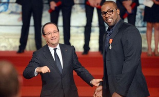 Teddy Riner reçoit la Légion d'Honneur des mains de François Hollande le 1er mars 2013.