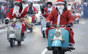 Des Pères Noël sur des Vespa. (Illustration)