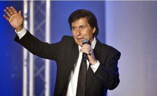 Frank Michael nous décrit son style : « Quelque part entre Joe Dassin et Julio Iglesias ».