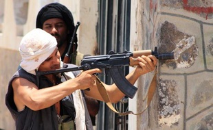 Un milicien des forces gouvernementales surveille une position à Aden, le 24 avril 2015