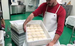 Lucas Clément bichonne les Petits Ponts qu'il fabrique à la Laiterie de Lyon.