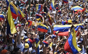 Des opposants au gouvernement défilent dans les rues de Caracas, le 1er mai 2019 au Venezuela.
