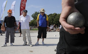 Le Mondial de pétanque attire chaque année des milliers de boulistes à Marseille.