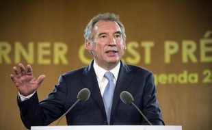 Le candidat centriste à la présidentielle François Bayrou a présenté mercredi sa méthode pour redresser le pays et mobiliser les Français à partir d'objectifs politique et économique inscrits dans un agenda 2012-2020, promettant "du jamais vu".