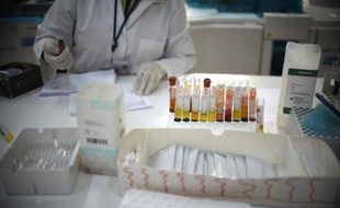 Une personne effectue des analyses de sang à la recherche du virus Zika dans un laboratoire à Guatemala, le 2 février 2016