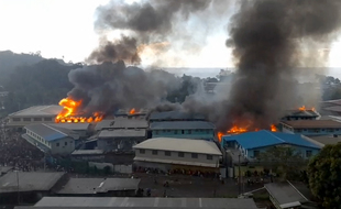Des bâtiments incendiés à Honiara, capitale des îles Salomon, le 25 novembre 2021.