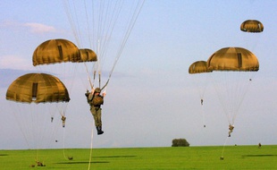 Le 13e RDP (Régiment de Dragons Parachutistes) atterrissent, le 09 octobre 2001, dans les environs de Dieuze.