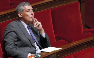 Henri Guaino assis sur les bancs de l'Assemblée nationale, le 18 septembre 2013