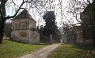 L'entrée du château de Dizimieu, dans l'Isère