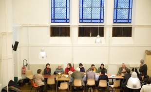 Paris le 2 fevrier 2012. Eglise St Joseph rue d'Arbois. Petit dejeuner avec des SDF organise par l'association Hiver Solidaire. Accueil, partage, convivialite avec les benevoles de paroisse.
