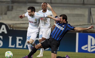 Le Marseillais Mathieu Valbuena (en blanc) face à l'Intériste Dejan Stankovic, lors d'un match de Ligue des champions au stade Vélodrome, le 22 février 2012.