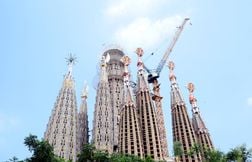 La Sagrada Familia aspergée de peinture par des écologistes