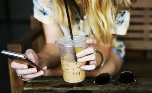 Illustration d'une femme regardant un smartphone.