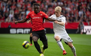 Le Belge Jérémy Doku ici face au joueur de Rosenborg Carl Adam Andersson lors du match de Ligue Europa Conférence remporté par le Stade Rennais (2-0).