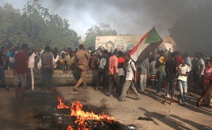 Les manifestants poursuivent lundi 25 octobre 2021 leurs protestations au Soudan, dénonçant un coup d'Etat militaire et l'arrestation de nombreux dirigeants.