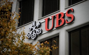 Le logo de la banque suisse UBS à l'entrée de son siège le 14 novembre 2013 à Zurich