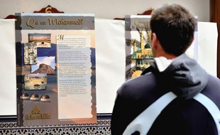 Face aux récentes tensions avec le monde musulman, la Ligue islamique du Nord a décidé "une mesure d'urgence": ouvrir les portes de trois mosquées de l'agglomération lilloise pour accueillir les visiteurs et briser les préjugés sur cette religion.