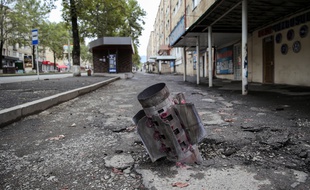 Une roquette Smerch non explosée plantée dans le sol d'une rue de Stepanakert, capitale de Karabakh, régulièrement bombardée depuis fin septembre 2020 par l'armée azerbaïdjanaise.