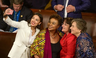 L'élue démocrate Alexandria Ocasio-Cortez (à gauche, en blanc) prend un selfie avec trois collègues du Congrès le 3 janvier 2019.